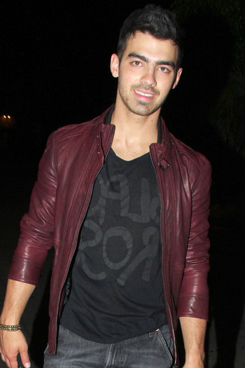 Joe+Jonas+Joe+Jonas+PINZ+Bowling+Center+Studio+KEu9QGXGfNSl