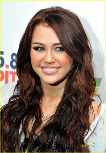 miley-cyrus-o2-arena-08 - disney actress 2