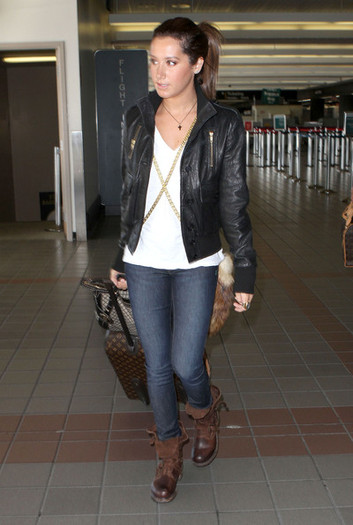 Ashley+Tisdale+Catching+Flight+LAX+zbxT97PRFool - disney actress 2