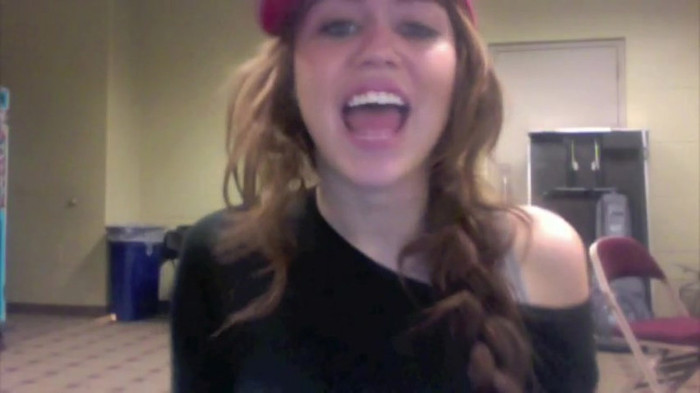 Miley Says Goodbye to Twitter 350 - Miley says Goodbye to Twitter 2009 - Captures 1