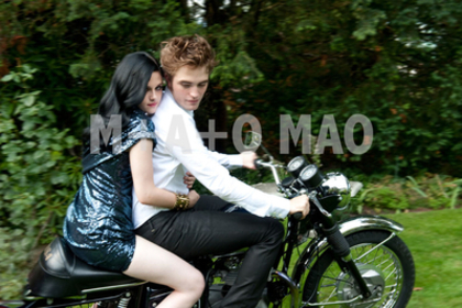 37 - Robert Pattinson and kristen Stewart