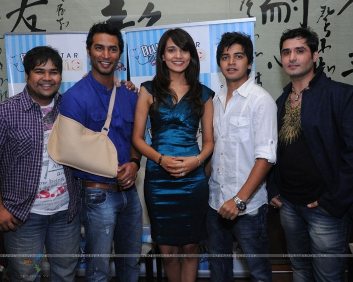 104000-prasad-shehbaz-neha-karan-pankit-in-star-one-dill-mill-gayye-pa[1]