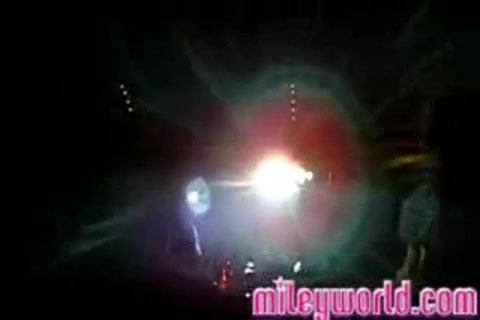 mileyWorld - Miley singing with Nick [Live] (1571) - MileyWorld - Miley singing with Nick Jonas live - Captures 4