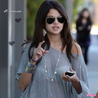 33770271_MZMZDYYKD - Selena Gomez