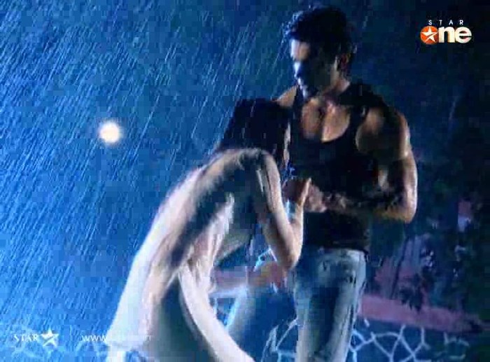 Tiqfm - DILL MILL GAYYE KaSh As ArSh Panchgani Rain Scene Caps I