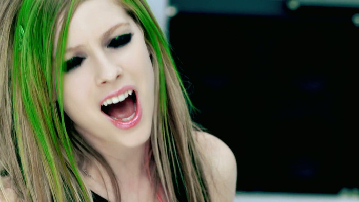 Avril Lavigne - Smile 0945 - Avril - Lavigne - Smile - Official - Music - Video - Caps - Paart 2