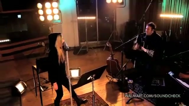 Avril Lavigne-Smile Walmart 0564 - Avril - Lavigne - live - Smile - on - Walmart - part2