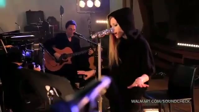 Avril Lavigne-Smile Walmart 0656 - Avril - Lavigne - live - Smile - on - Walmart - part2