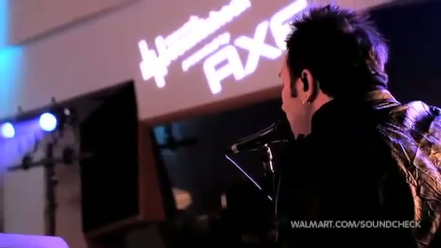 Avril Lavigne-Smile Walmart 0674 - Avril - Lavigne - live - Smile - on - Walmart - part2