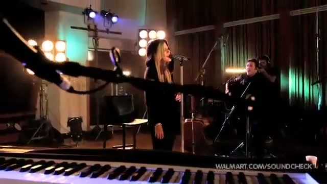 Avril Lavigne-Smile Walmart 0763 - Avril - Lavigne - live - Smile - on - Walmart - part2