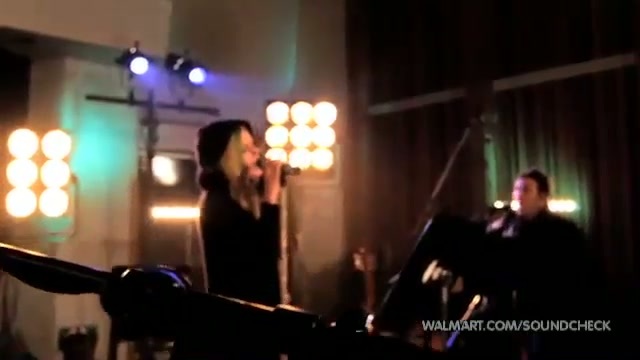 Avril Lavigne-Smile Walmart 0886 - Avril - Lavigne - live - Smile - on - Walmart - part2