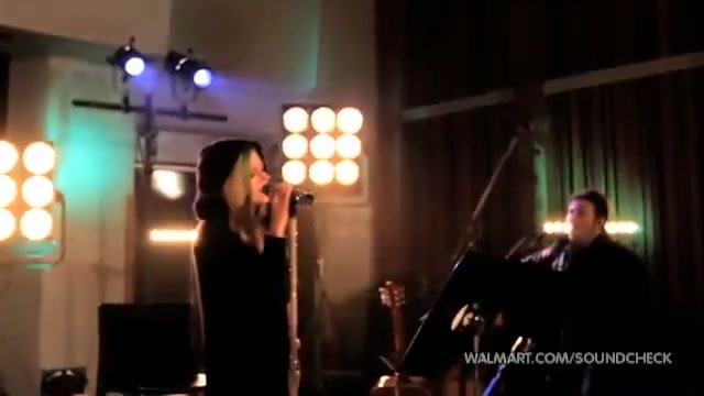 Avril Lavigne-Smile Walmart 0890 - Avril - Lavigne - live - Smile - on - Walmart - part2