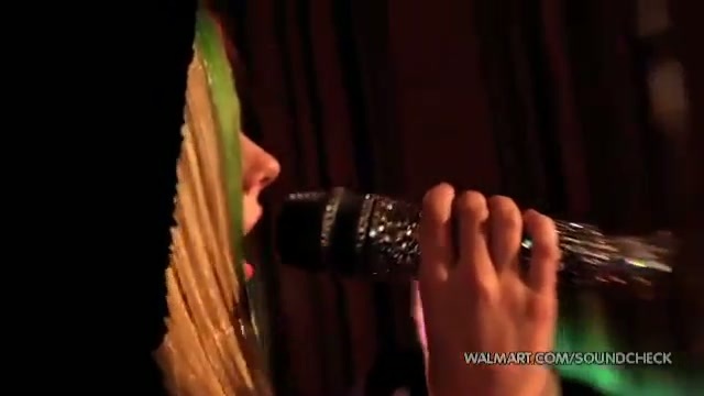 Avril Lavigne-Smile Walmart 0898 - Avril - Lavigne - live - Smile - on - Walmart - part2