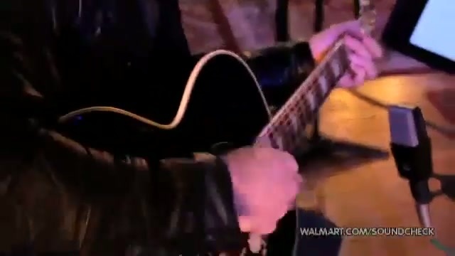 Avril Lavigne-Smile Walmart 0967 - Avril - Lavigne - live - Smile - on - Walmart - part2