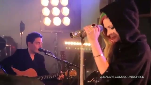 Avril Lavigne-Smile Walmart 0989 - Avril - Lavigne - live - Smile - on - Walmart - part2