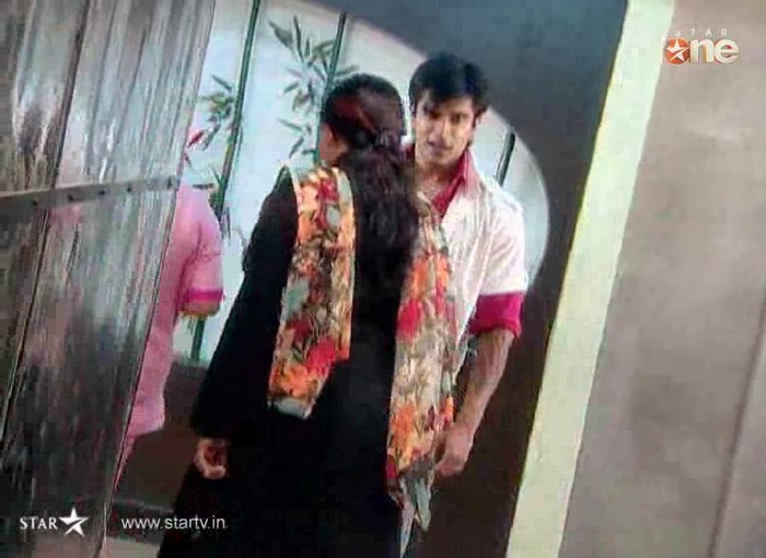 3 (1) - DILL MILL GAYYE KaSh As Arsh Hospital Scene