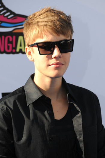 Justin+Bieber+2011+VH1+Something+Awards+Arrivals+8rT90CYxDEXl - Justin Bieber