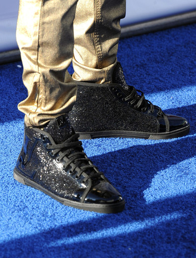 Justin+Bieber+2011+VH1+Something+Awards+Arrivals+dajtZStAzgZl - Justin Bieber