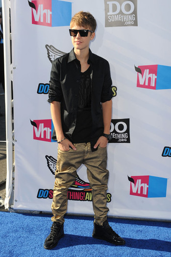 Justin+Bieber+2011+VH1+Something+Awards+Arrivals+eigkGeC0Bs3l - Justin Bieber