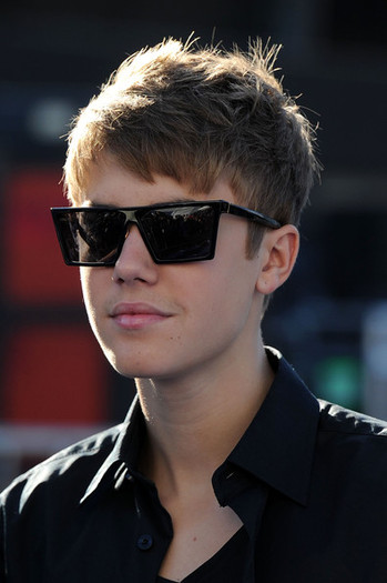 Justin+Bieber+2011+VH1+Something+Awards+Arrivals+iOlYSaO3MfTl - Justin Bieber