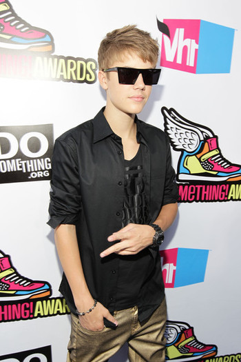 Justin+Bieber+2011+VH1+Something+Awards+Red+BOID2DmsG0Pl - Justin Bieber