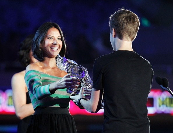 Justin+Bieber+2011+VH1+Something+Awards+Show+AJBnlZYDHv3l - Justin Bieber