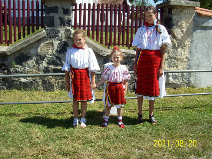 Frumos costumate aceste tinere sant prezente la sarrbatoarea fiilor satului din 2011.