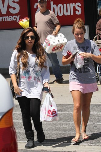 demi-lovato-cvs-pickup-03 - disney 6