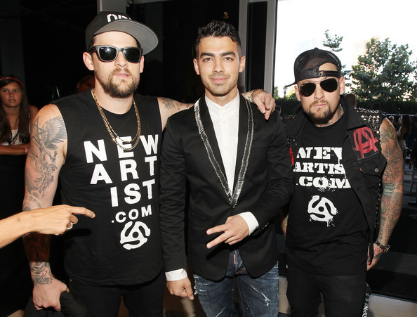 Joe+Jonas+2011+MTV+Video+Music+Awards+Red+gwqmXZWHQ1bl