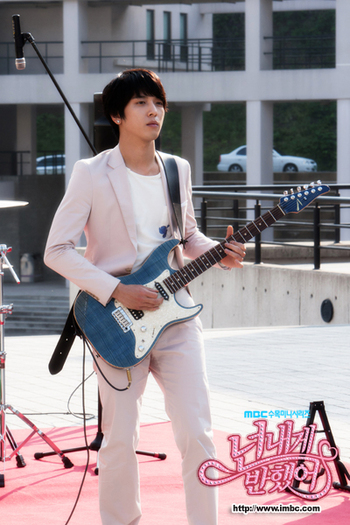 Jung-Yong-Hwa-youve-fallen-for-me-heartstrings-23590495-400-600 - Lee Shin