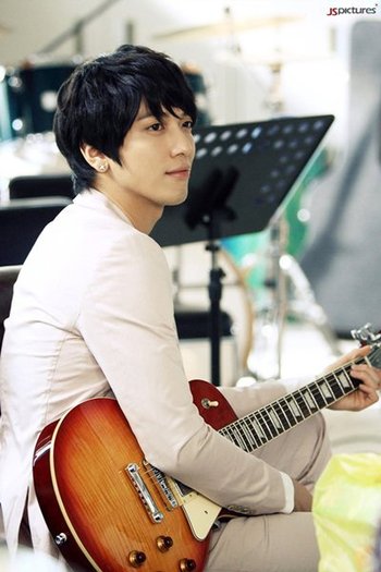 Jung-Yong-hwa-youve-fallen-for-me-heartstrings-23590769-400-600 - Lee Shin