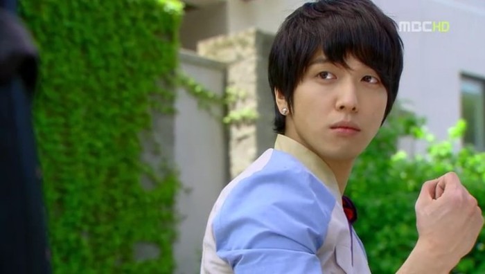 Jung-Yong-Hwa-youve-fallen-for-me-heartstrings-23654952-830-470 - Lee Shin