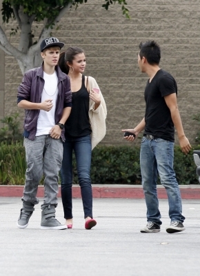  - 2011 Walking In Los Angeles With Selena Gomez - September 16