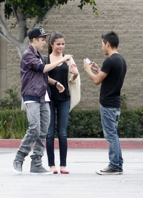  - 2011 Walking In Los Angeles With Selena Gomez - September 16