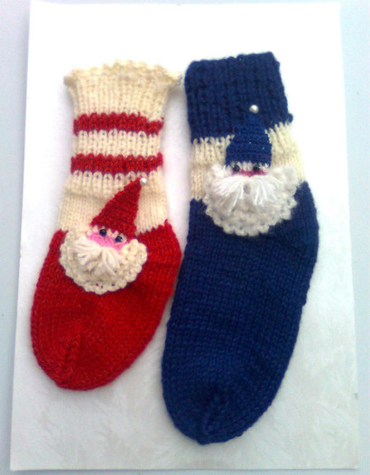 ciorapi tricotati pentru fetite si baieti; sunt din lana moale
