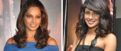 Bipasha-Basu-Priyanka-Chopra-Wears-Stilettos