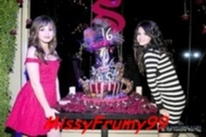 28494454_FBCMISYKB - Selena-Gomez