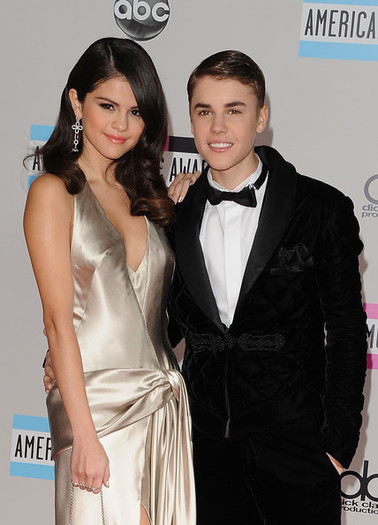 Selena+Gomez+2011+American+Music+Awards+Arrivals+LWYhVjQ5Dg3l - American Music Awards 2011