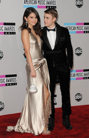 Selena+Gomez+2011+American+Music+Awards+Arrivals+PIGTRr_vulPl - American Music Awards 2011