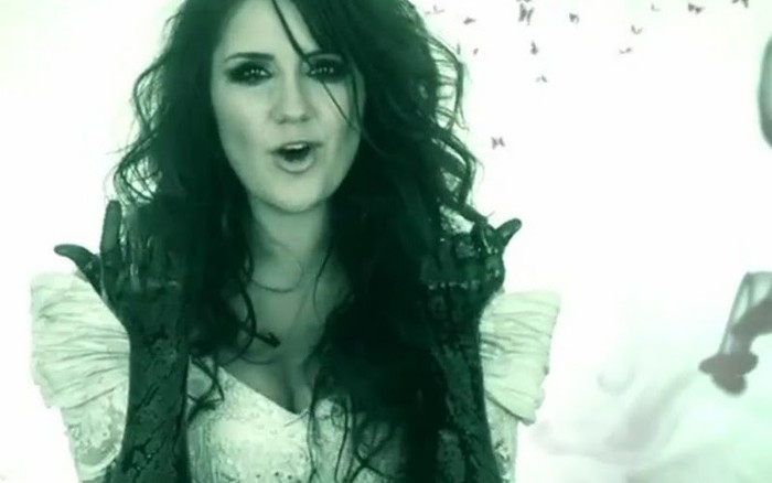 Dulce Maria - Ingenua (Video Oficial) - YouTube - Adobe Flash Player 2011-08-17 134809