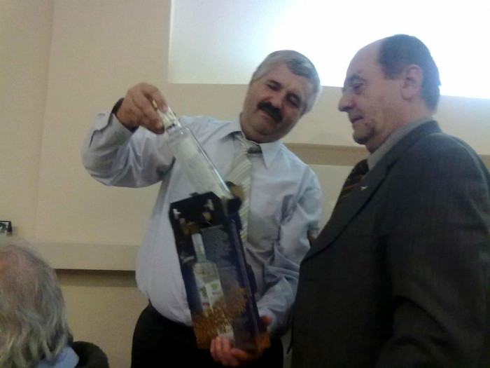 reprezentantul Bulgariei...; D.nul Costea,atent la prezentarea cadoului primit de Musescu,de la delegatia UK !
