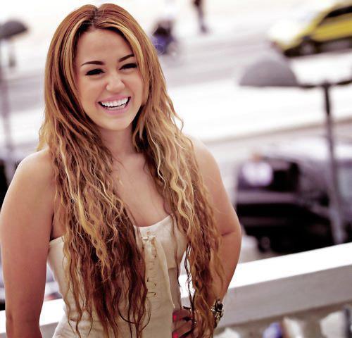 389847_268656543193073_108268369231892_792600_2129476437_n - miley cyrus