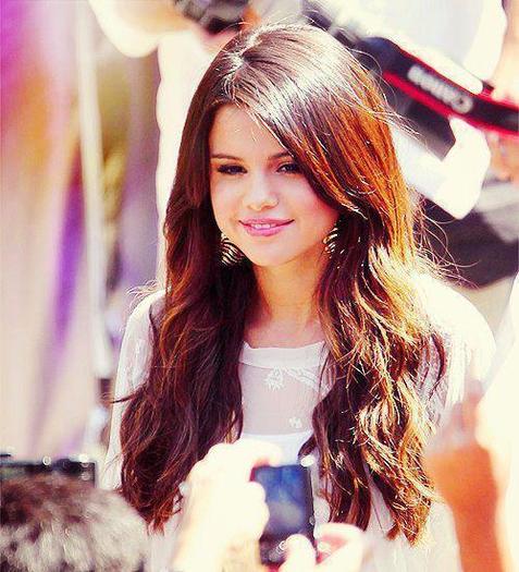 308774_217594924977095_100001797672967_509150_1509508136_n_large - xxSelena Gomezxx