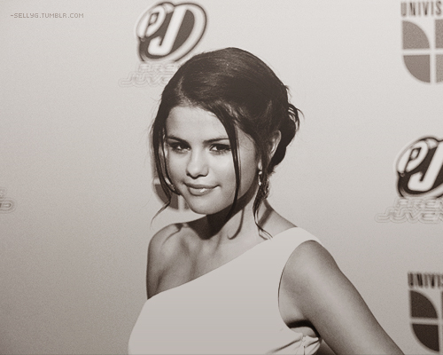 tumblr_lrw3hodMZy1r2hrs2o1_500 - SmileSelena - Click