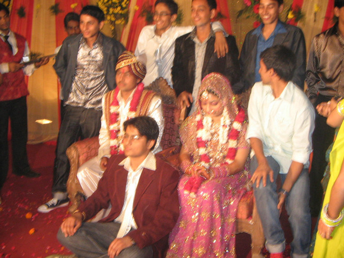 fotografii-de-grup-cu-mirele-si-mireasa1 - nunta indiana
