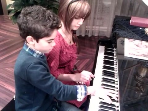 Debby Ryan gives Cameron a quick piano lesson 122 - Gives - Cameron - a - quick - piano - lesson