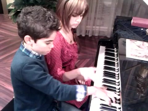 Debby Ryan gives Cameron a quick piano lesson 140 - Gives - Cameron - a - quick - piano - lesson