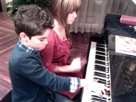 Debby Ryan gives Cameron a quick piano lesson 142 - Gives - Cameron - a - quick - piano - lesson