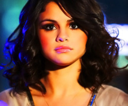 selena-gomez-mtv-nye-2012-26_thumb