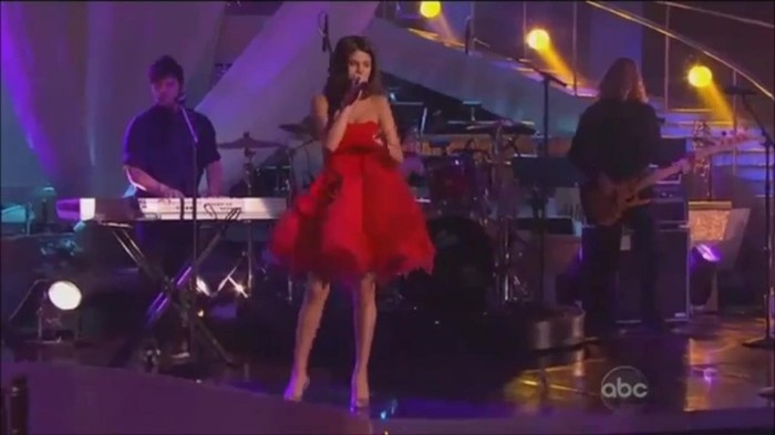 WS live-dancing 202 - Selena Gomez live Who Says and dancing